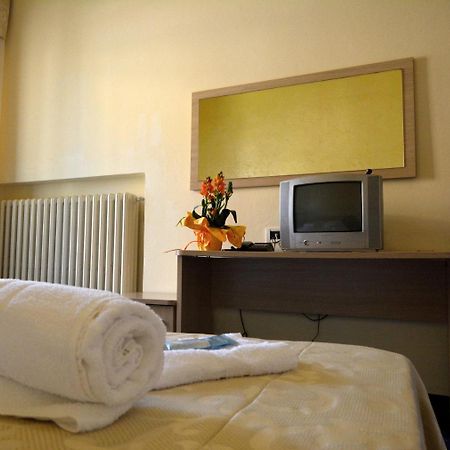 Hotel Orly Чезенатико Экстерьер фото