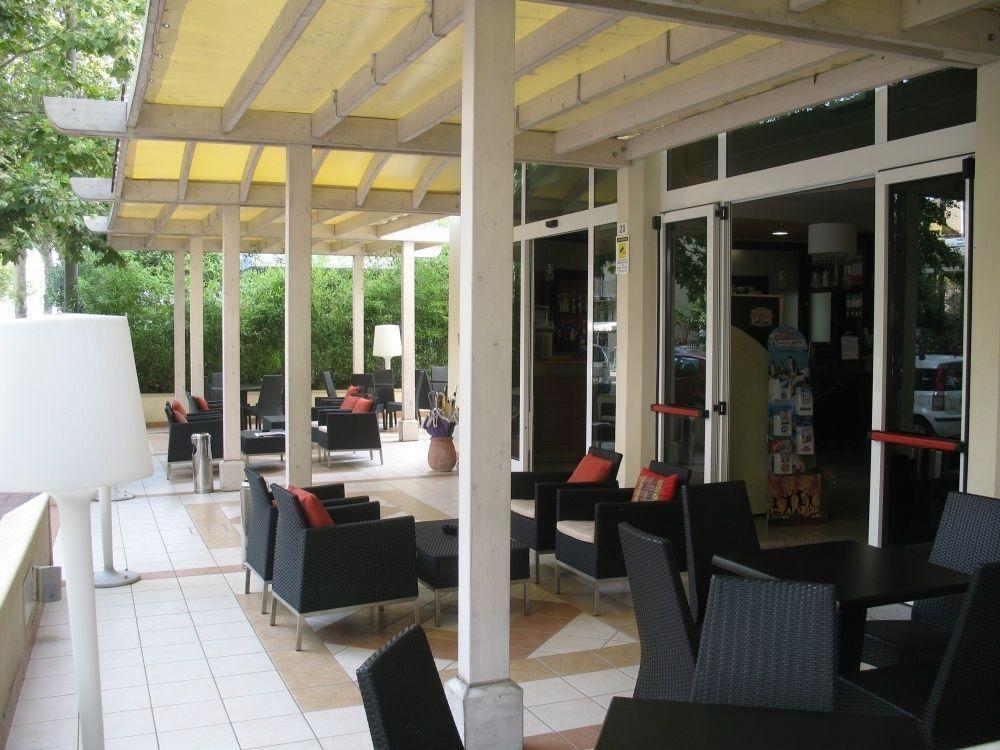 Hotel Orly Чезенатико Экстерьер фото