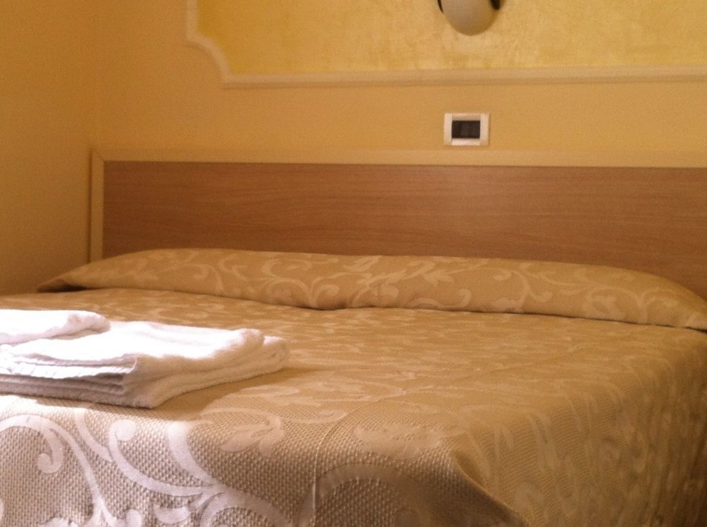 Hotel Orly Чезенатико Экстерьер фото