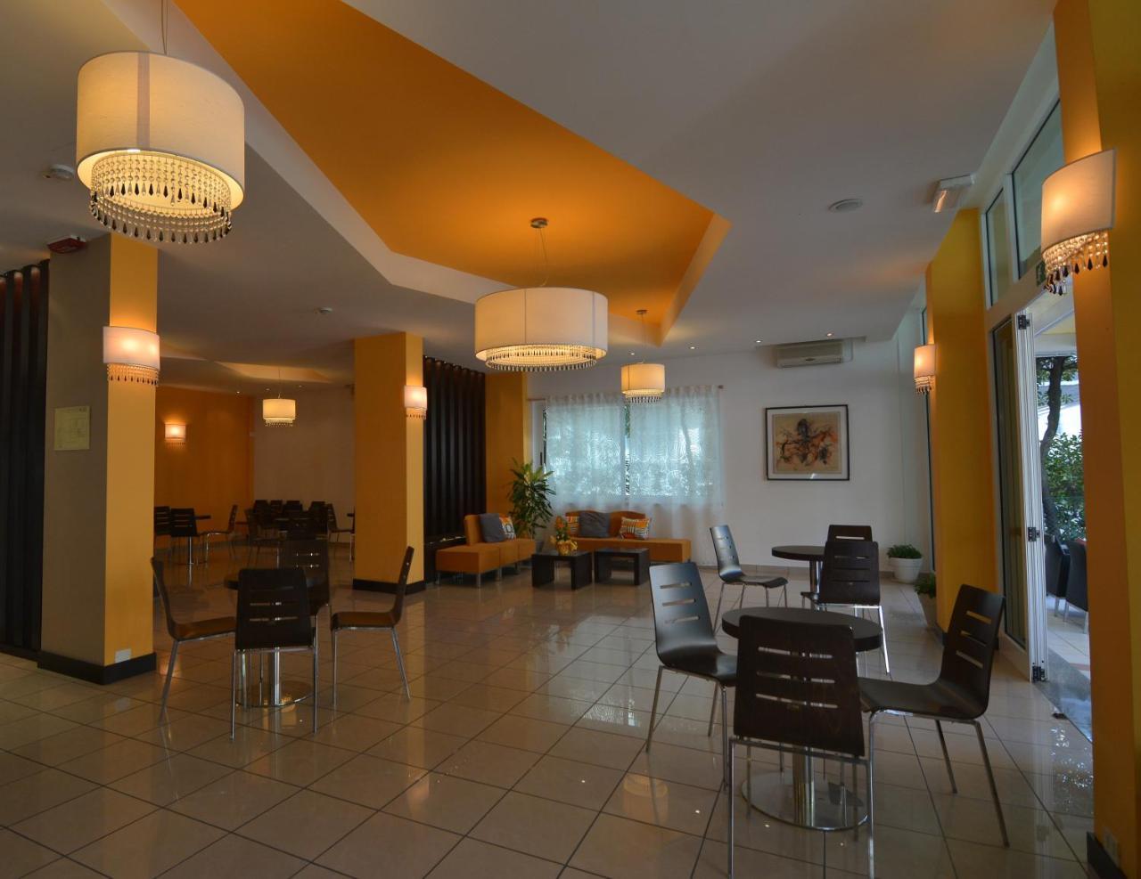 Hotel Orly Чезенатико Экстерьер фото