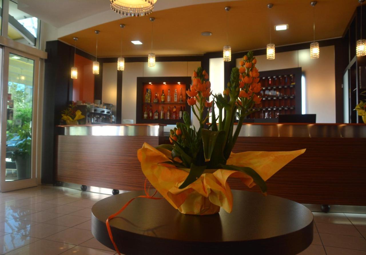 Hotel Orly Чезенатико Экстерьер фото