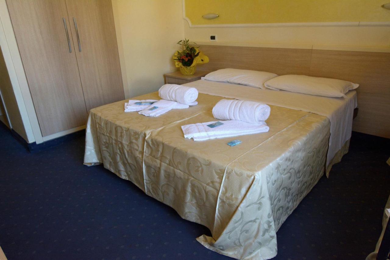 Hotel Orly Чезенатико Экстерьер фото