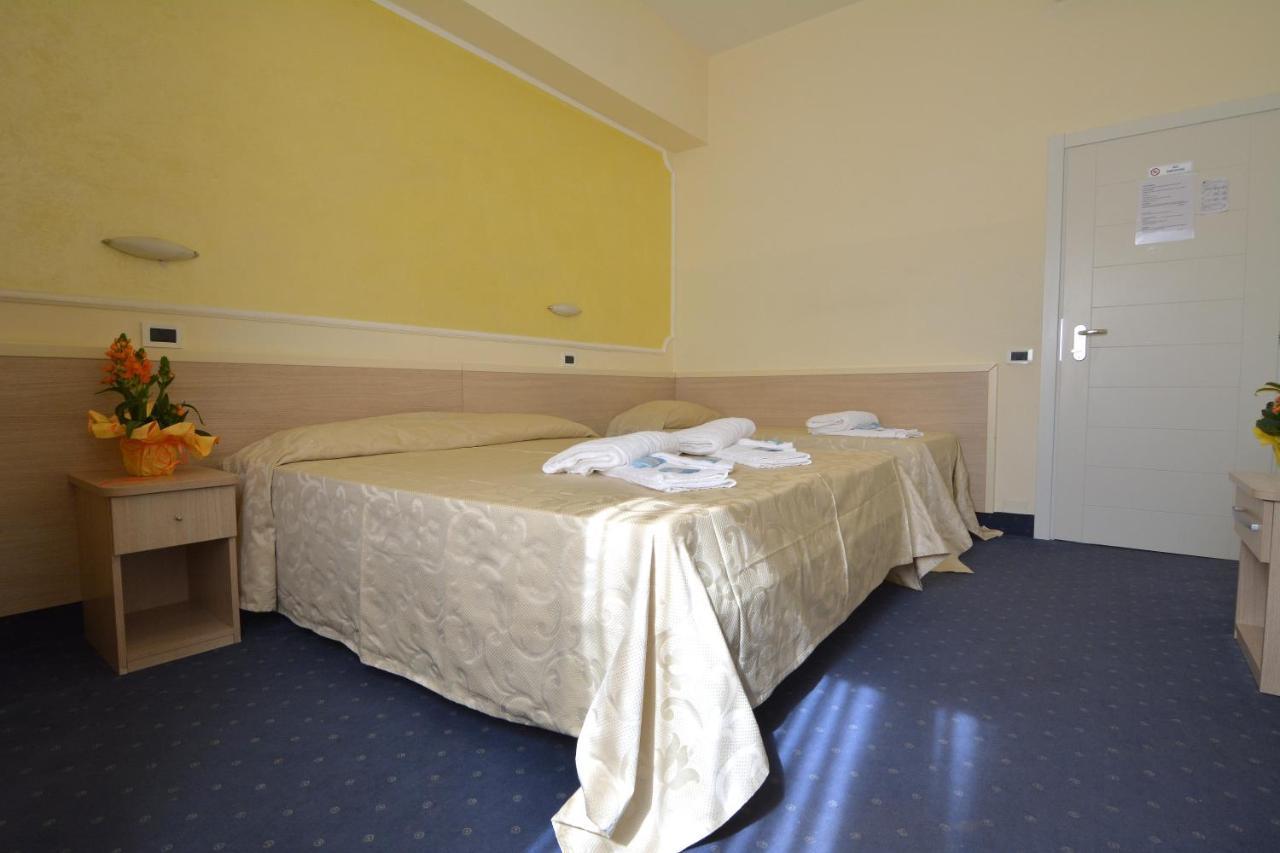 Hotel Orly Чезенатико Экстерьер фото