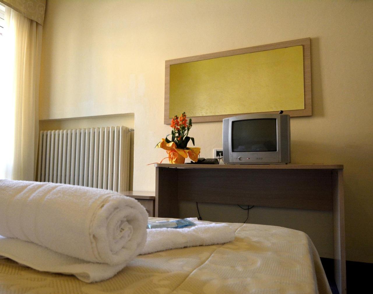 Hotel Orly Чезенатико Экстерьер фото