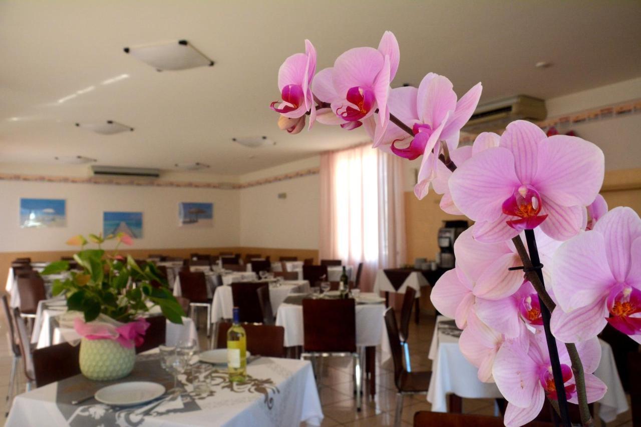 Hotel Orly Чезенатико Экстерьер фото