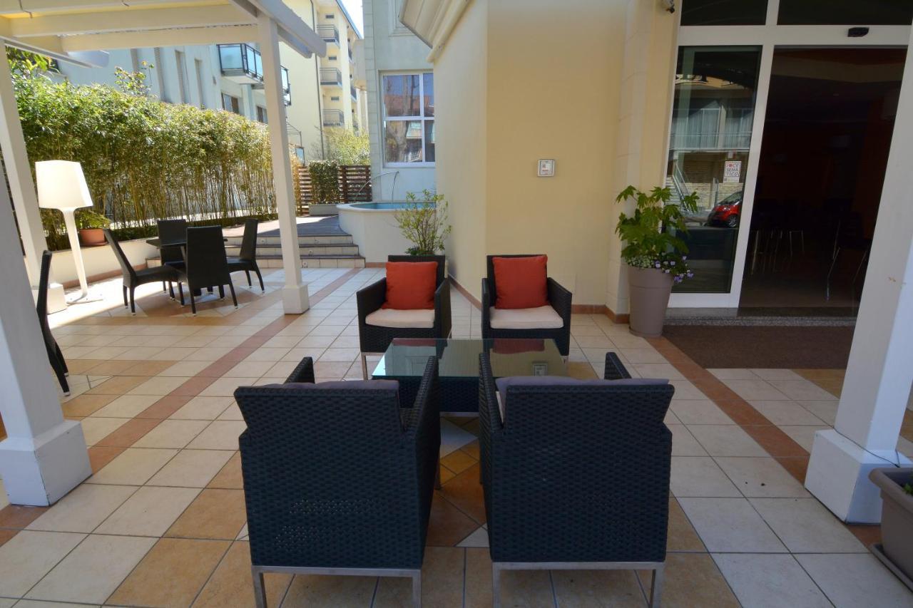 Hotel Orly Чезенатико Экстерьер фото