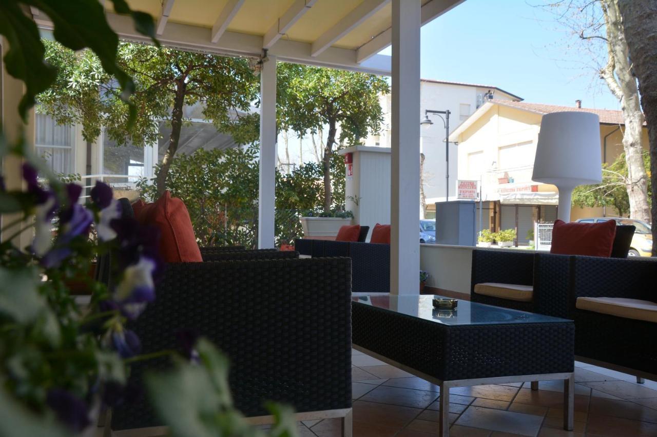 Hotel Orly Чезенатико Экстерьер фото