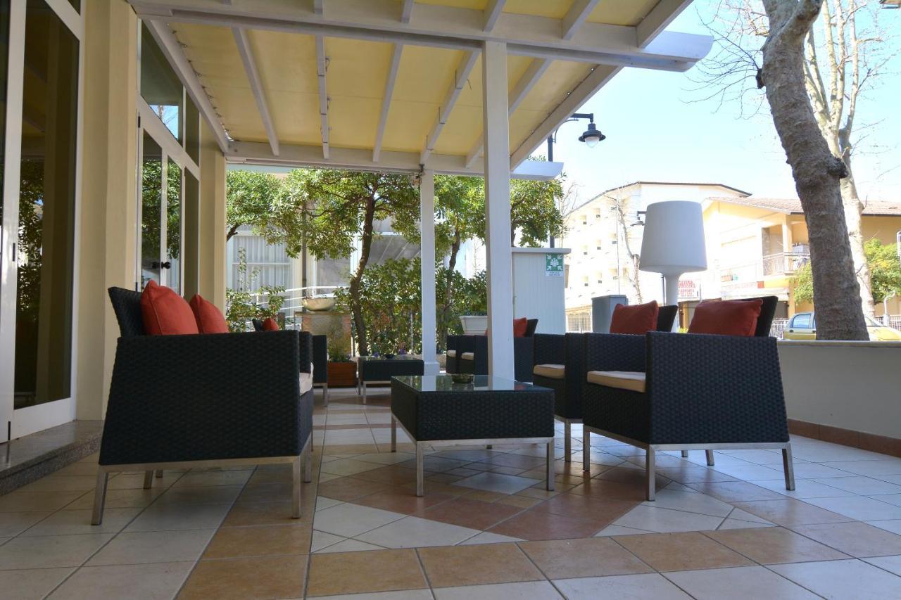 Hotel Orly Чезенатико Экстерьер фото