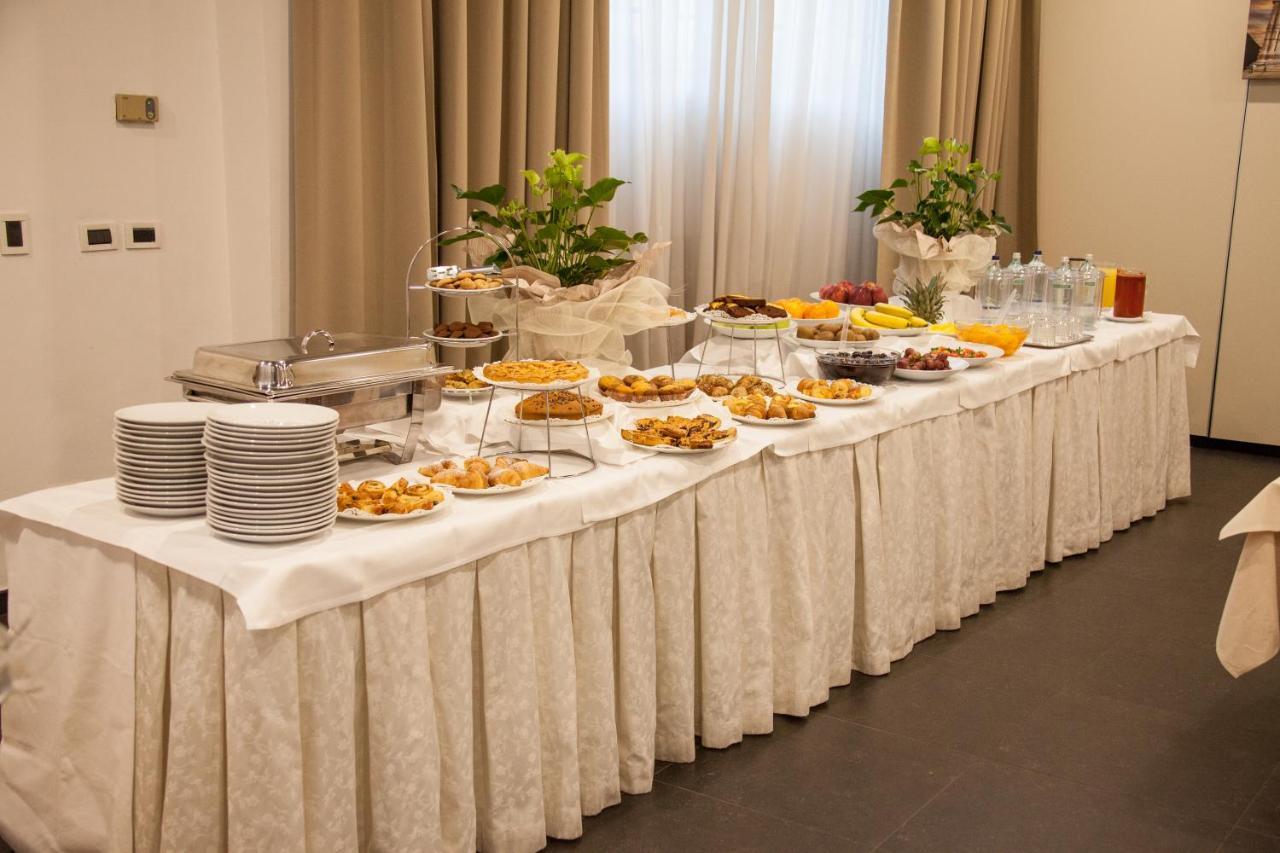 Hotel Orly Чезенатико Экстерьер фото