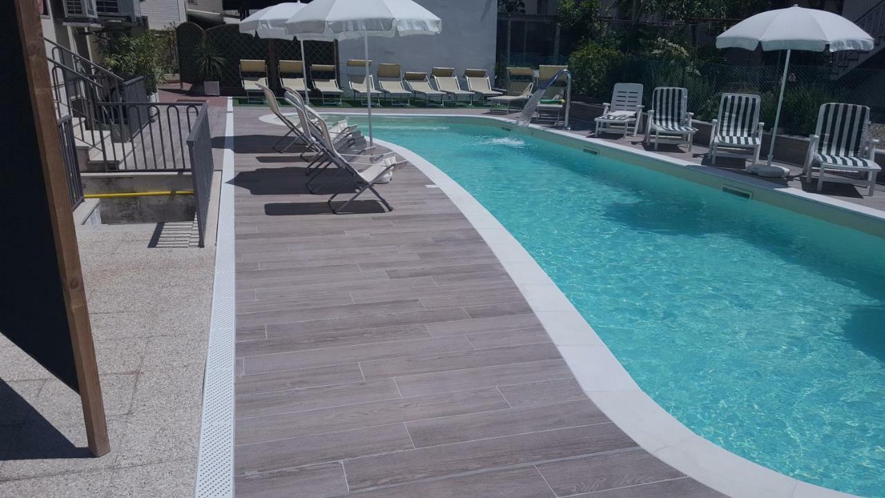 Hotel Orly Чезенатико Экстерьер фото