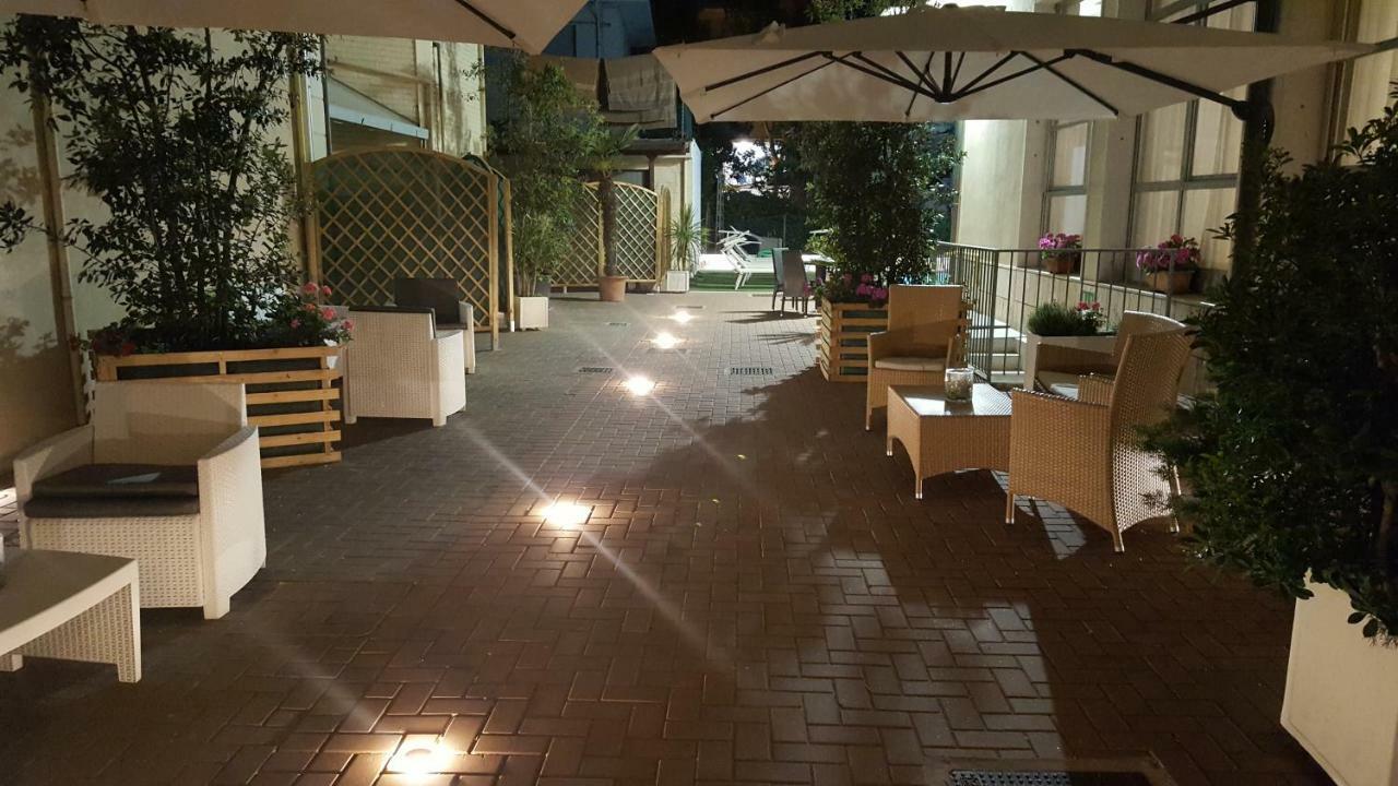 Hotel Orly Чезенатико Экстерьер фото